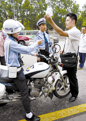 300交警每天查电动单车