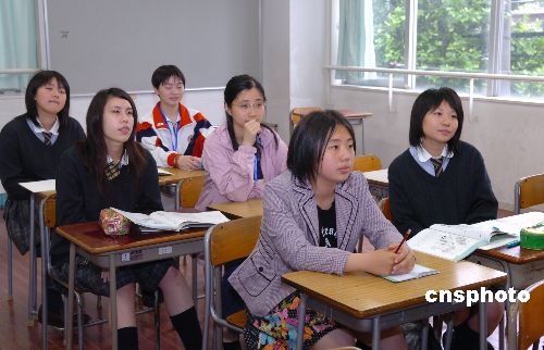 图:中国高中生代表团体验日本课堂生活