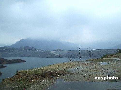 图文:三峡大坝出现截断巫山云雨奇观