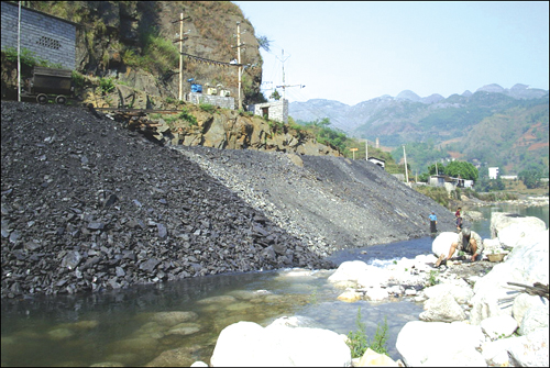 大量煤矸石倾倒北盘江 六枝一煤矿污染环境被