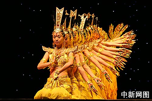 图文:中国聋人舞蹈《千手观音》征服温哥华观