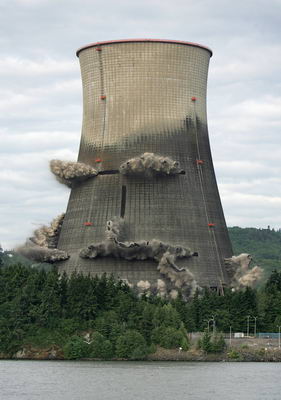 美国俄罗冈州一座核电厂冷却塔被爆破