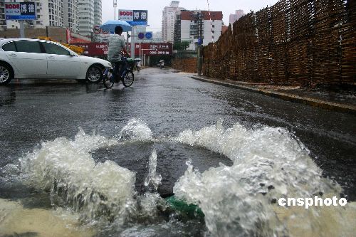 图:厦门连日降雨考验城市排水设施