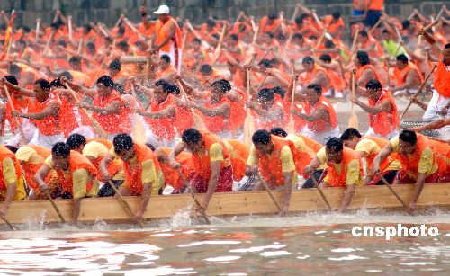 图:广州国际龙舟邀请赛开赛