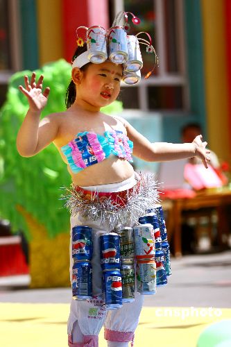 图:新疆儿童展示环保服饰