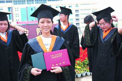 2、濮阳大学毕业证照片：大学毕业证照片