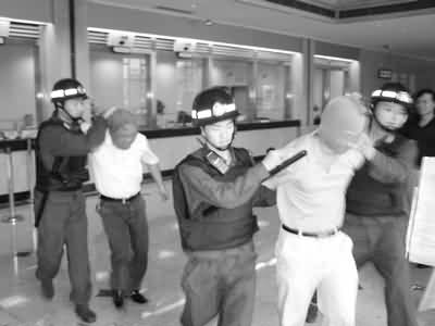 两持枪歹徒"劫"银行