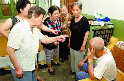 他待继母太无礼 继子对继母很狠心 82岁了还总