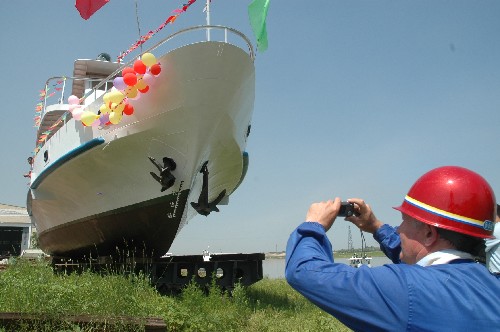 为俄建造的第二艘客渡船在哈尔滨下水(图)