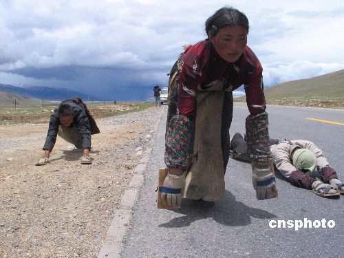 图:青藏公路朝圣者