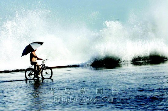 组图:台风艾云尼擦过青岛 掀起滔天巨浪