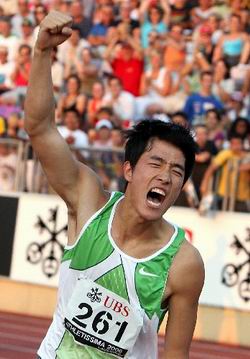 刘翔打破男子110米栏世界纪录