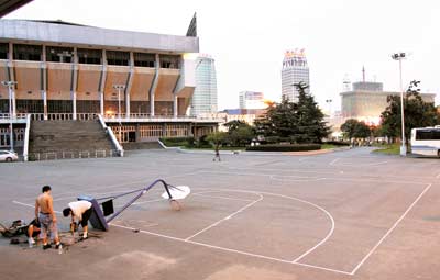 已划线建成四个露天篮球场