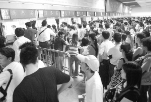 京广线中断火车站退4.5 万张票 京珠高速塞车1