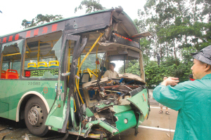 公交车祸10乘客受伤