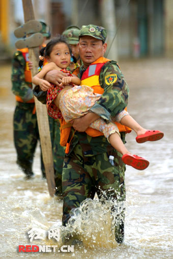 红网记者耒阳记录感动:洪水里摸出西瓜送子弟
