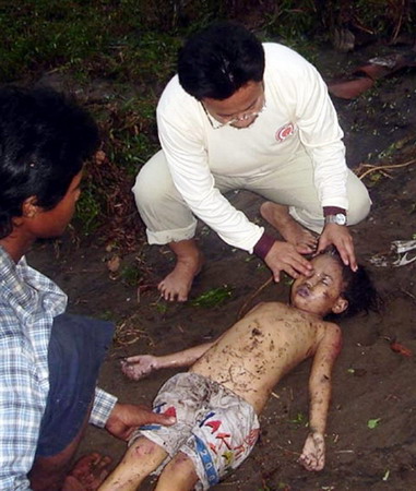 图文:印尼爪哇岛海啸灾区居民检查遇难儿童尸