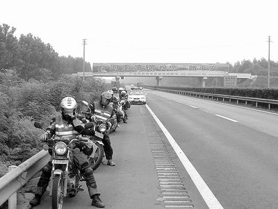 高速上演摩托车大赛交警紧急疏导