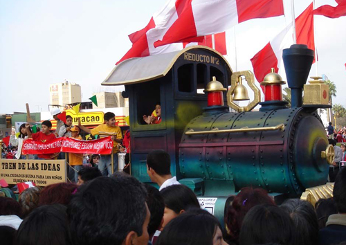 秘鲁最大华人超市集团举行花车游行庆祝国庆日