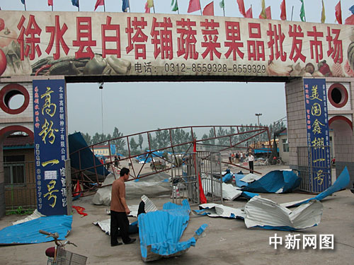 狂风暴雨夷平蔬菜批发市场 两人轻伤损失三百