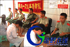 为消防战士治脚病(图)
