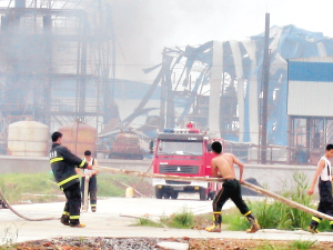 江苏射阳化工厂爆炸12人亡