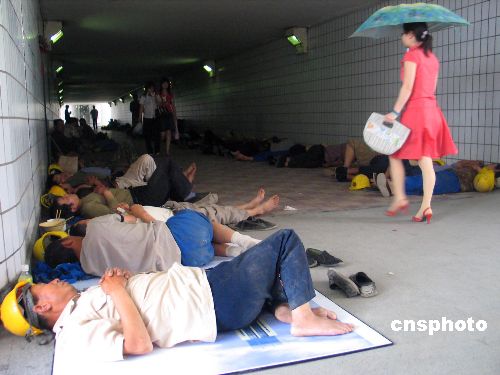上海农民工居住状况调查:40度的宿舍没有电扇