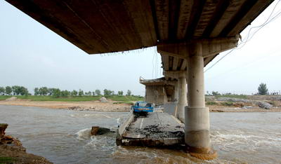 辽宁洪水致使202国道熊岳大桥断裂