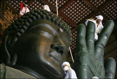 著名的东大寺7日迎来了一年一度的"佛身除尘"活动,为日本第一大佛像