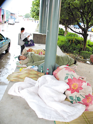 连日来,记者在常平火车东站广场前的人行天桥底下看到,这里有数十名