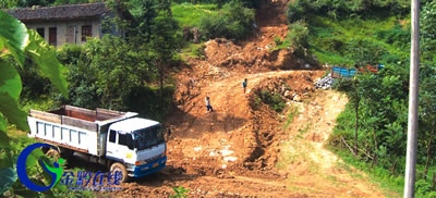 凯里炉山镇通村公路"横了"两辆矿主的车 公路堵了村民