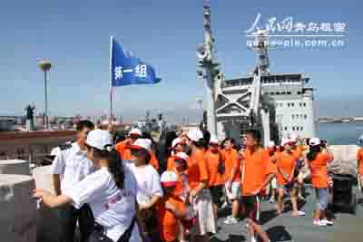 青岛港夏令营给农民工孩子们带来欢乐和笑声