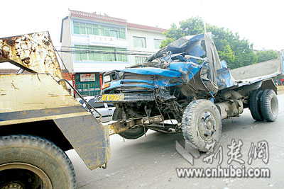 江夏宁港村段:水泥车对撞大货车 一司机不幸身