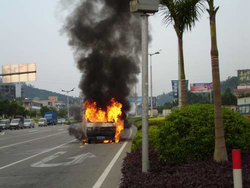 惠州仲恺大道一辆面包车突然起火