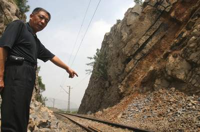 石太铁路山体滑坡 村民飞奔400米拦停火车(图)_新闻中心_新浪网