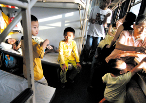 1大人带14小孩挤火车返乡
