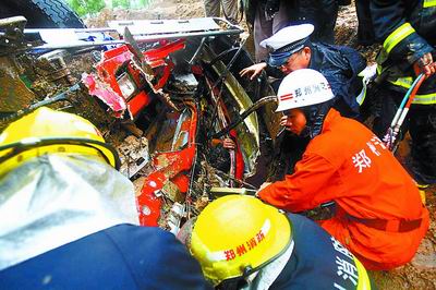 连霍高速郑州至洛阳段发生车祸,有关部门人员