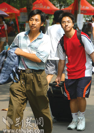 9月高校亲属送学团 校方表示理解但不鼓励