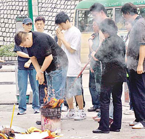亲友在道士引领下在现场路祭.(香港太阳报图)
