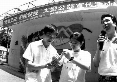 宣传艾滋病防控　哈尔滨志愿者绘制暗娼分布图