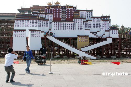 图:布达拉宫景观现身北京天安门广场