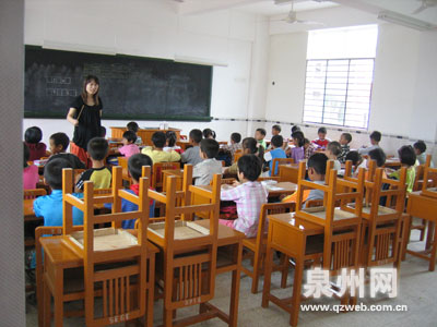 一个有学生400左右的中学开个小超市一天有多少营业额