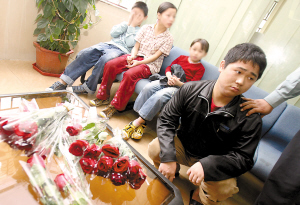 七岁女童称卖花为母治病