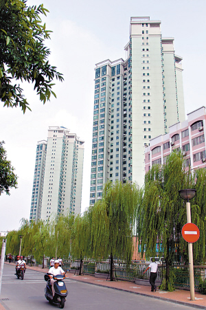 佛山的高楼越来越多.佛山的低层住宅越来越少.住宅楼层步步攀高.