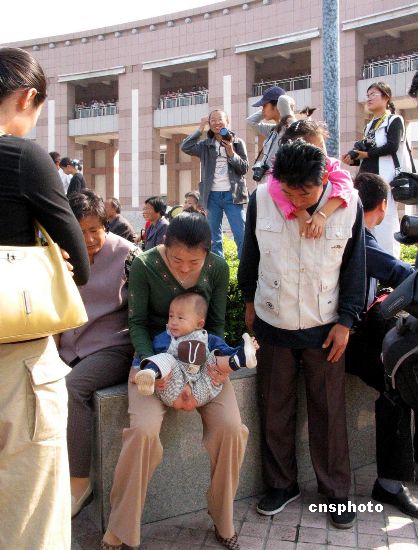 资料图:在山东济南市区,一些带小孩的家长,在公共场合让小孩随地小便