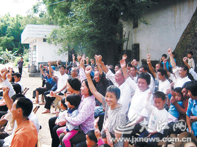 村民们举手表决,行使自己的权力.