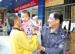 两岁女童离家走失 好市民护送回家