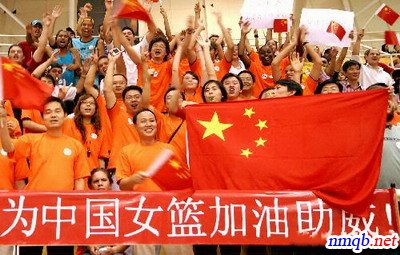 圣保罗华人华侨组织拉拉队 为中国女篮加油助