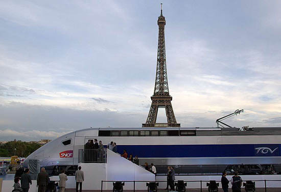 法国铁路公司将一辆高速火车头运到埃菲尔铁塔前供人