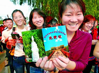 郑州市惠济区向农民工发放农民工免费观光旅